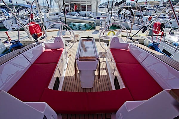 Akter med sittplatser p� segelb�ten Elan 45